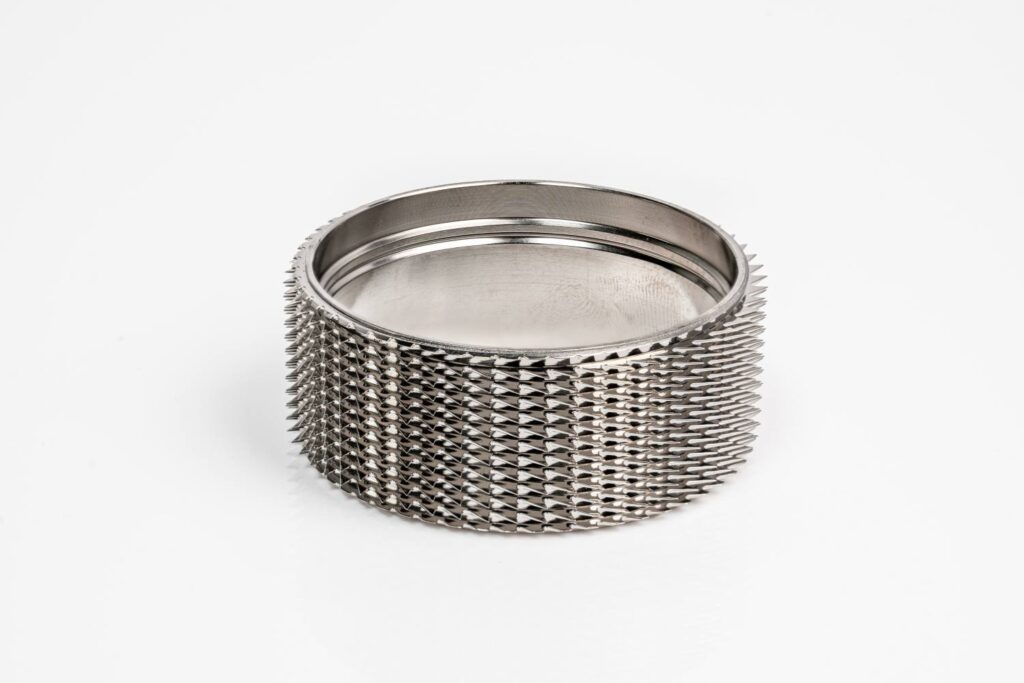 Precision-manufactured diamond-coated clothing ring for smooth fiber transfer in OE spinning.