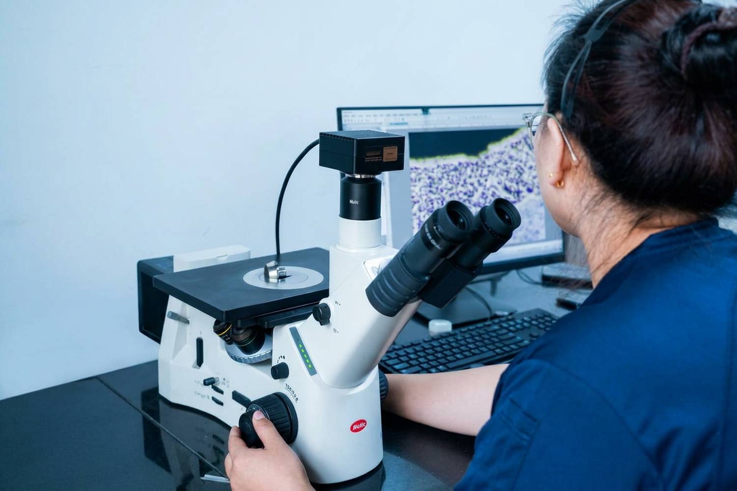 Professional digital microscope inspection of wear-resistant diamond coatings on spinning machine parts at JSM laboratory.
